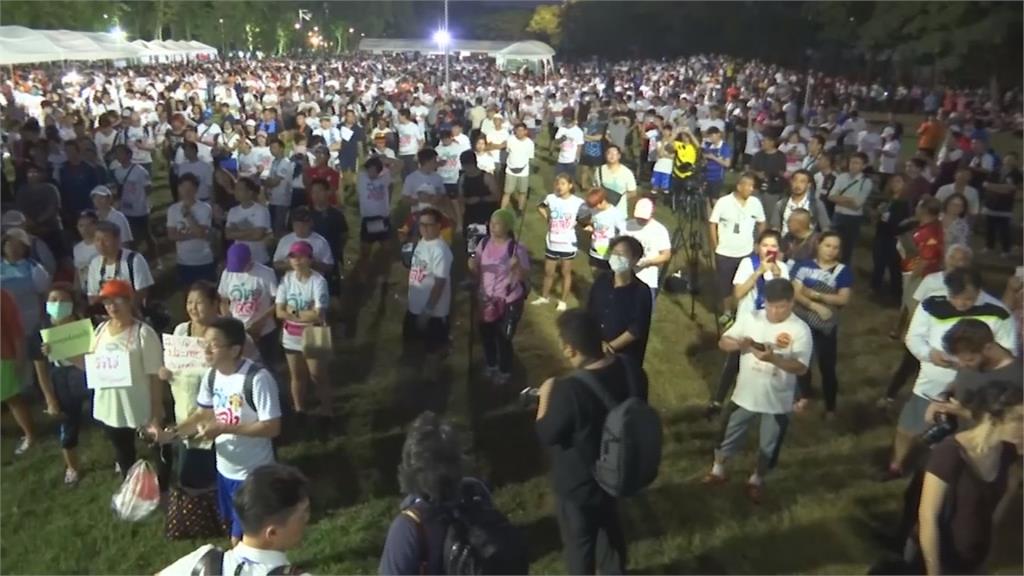 泰國新秀他納通反獨裁路跑 1萬人共襄盛舉