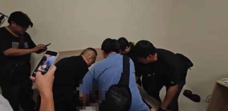 快新聞／涉犯3祖孫滅門血案！24歲妹婿「帶狗逃亡」　遭警壓制畫面曝光