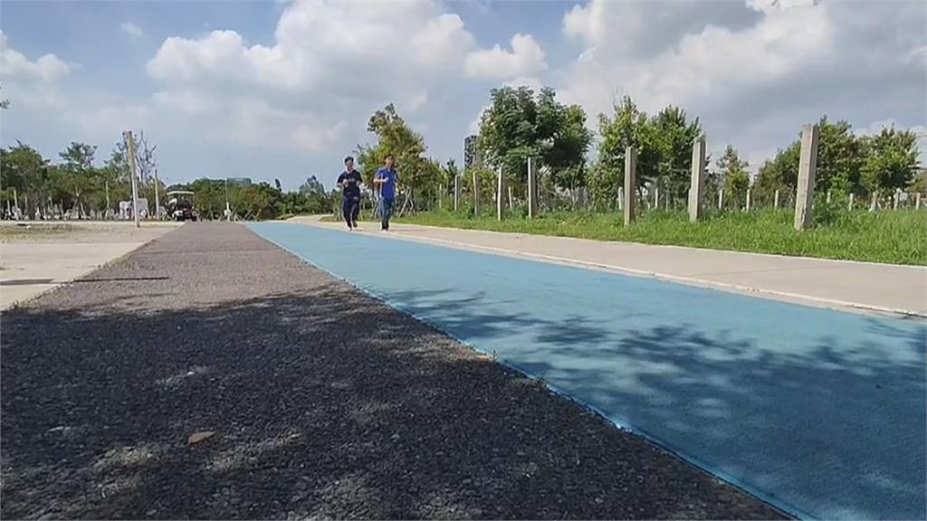 才啟用3年...　台中中央公園運動跑道破2次　跑者慘摔傷