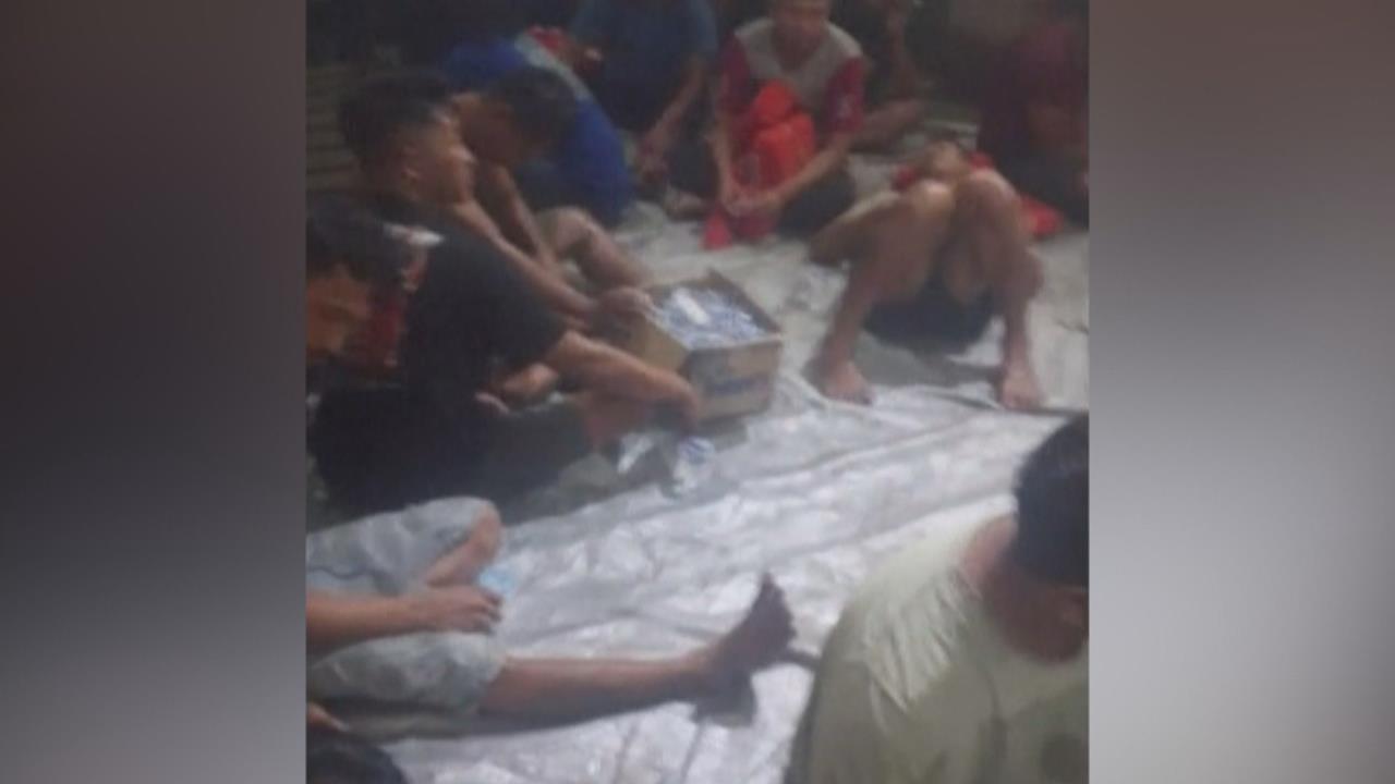 3公尺大浪襲擊! 印尼渡輪傾斜翻覆 船上243人.救起上百人