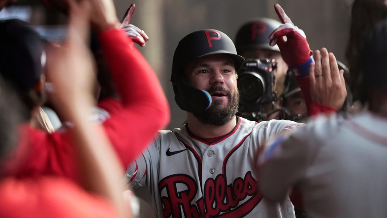 MLB(影)／「洗碗伯」轟不停！雙城「起笑哥」手套「洗鍋」送對手夢田之戰雙響砲