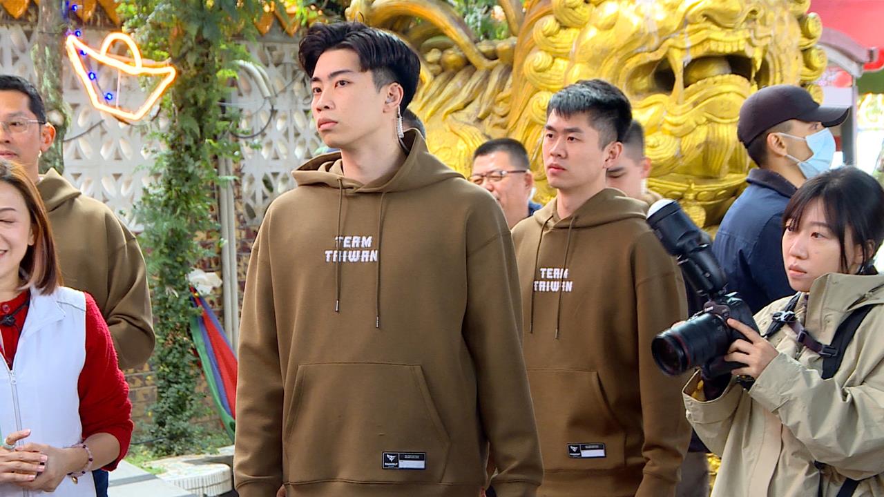 走春穿新衣！賴總統穿棗紅超喜氣　蕭美琴隨扈戰貓帽T詢問度破表