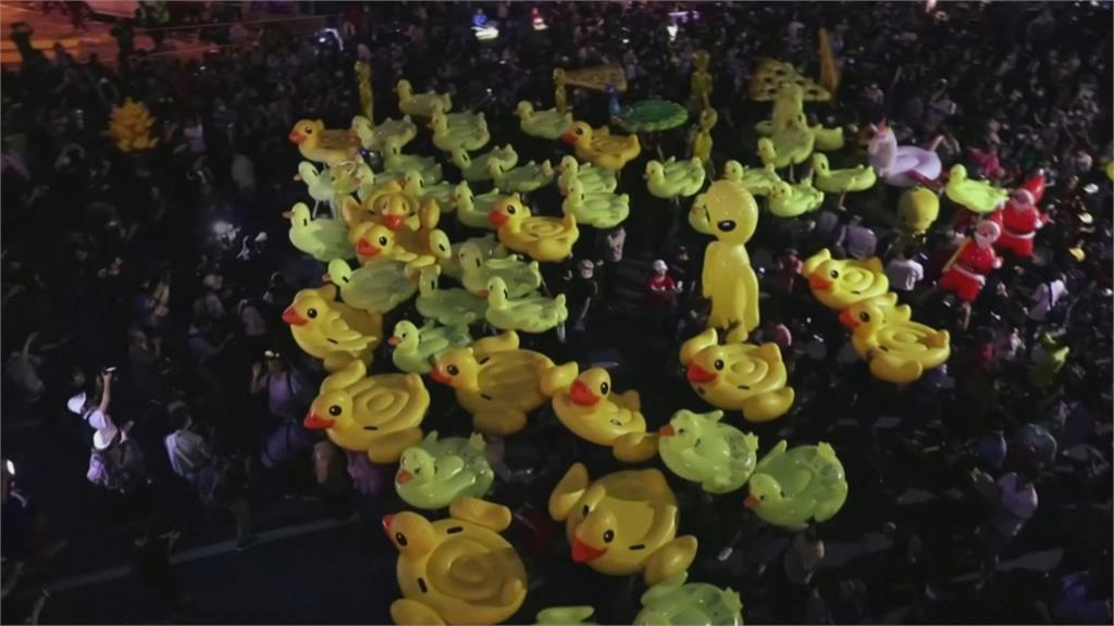黃色小鴨再現曼谷 民眾上街反總理帕拉育