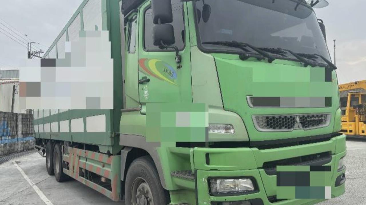 國道驚魂！磚石遭車輾彈飛　擊中轎車擋風玻璃