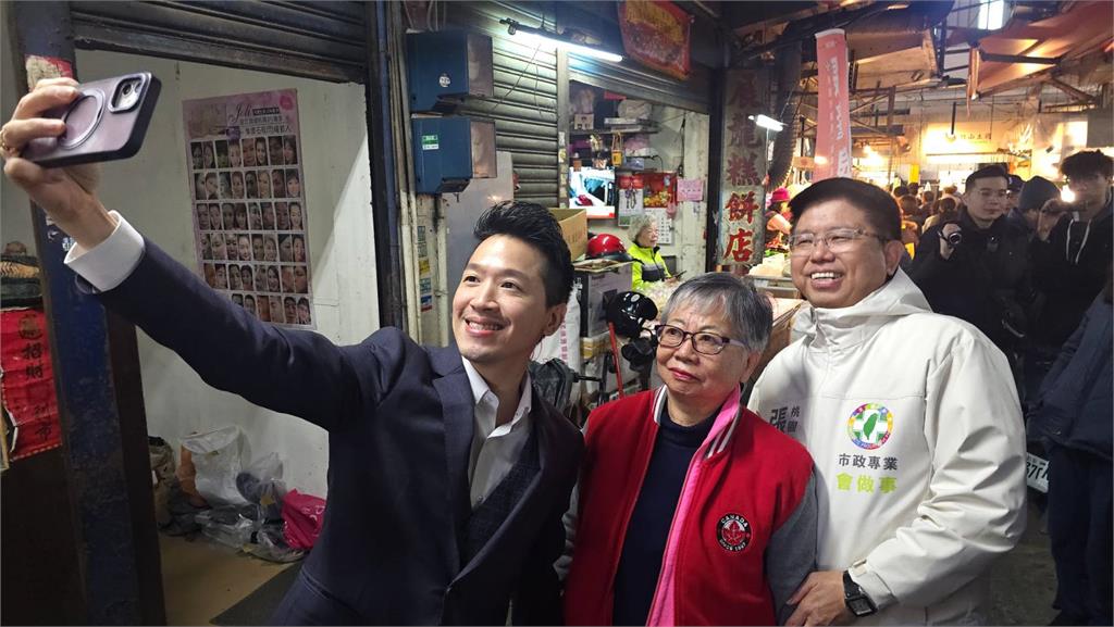 九合一選戰前哨！何志偉深入桃園基層　攤商高喊「凍蒜」