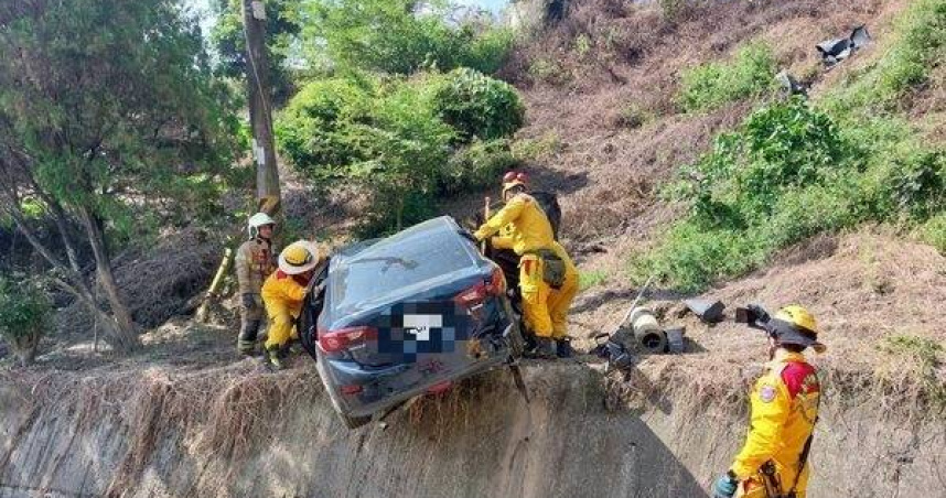 台南左鎮驚險車禍！轎車卡邊坡懸空　17歲騎士昏迷送醫