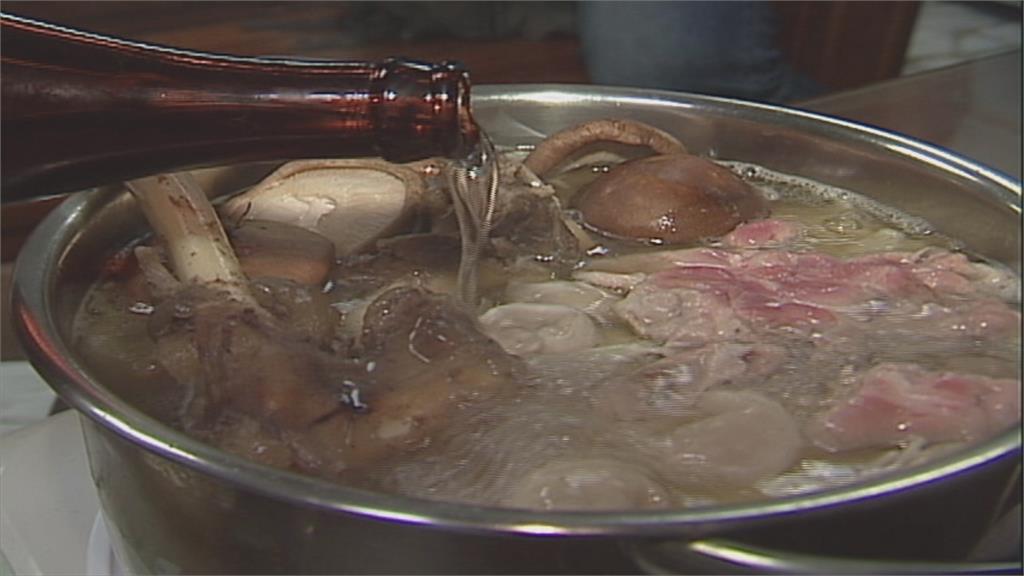 開車自撞圓環翻覆　女駕駛稱沒喝酒只吃麻油雞