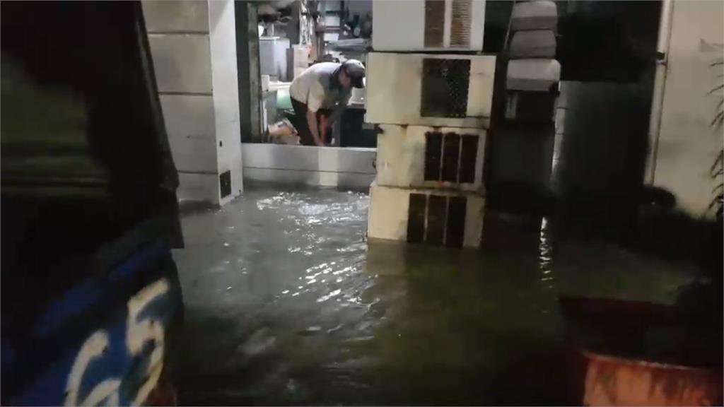 夜線／基隆持續大雨多處淹水 大武崙溪暴漲