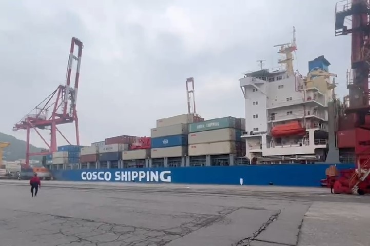 快新聞／中國籍貨櫃輪「擦撞基隆港」船身破1大洞　畫面曝光了