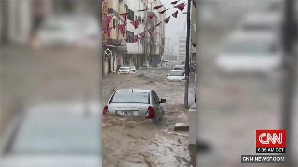 沙國豪雨成災！滾滾洪流淹沒麥加街道