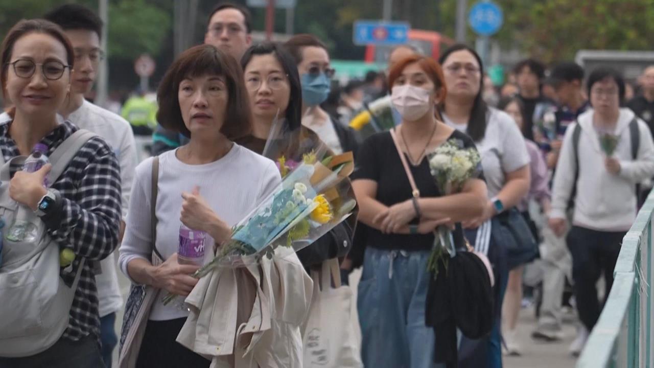 宏福苑大火獻花民眾綿延1.5公里　民眾問責港府要求徹查