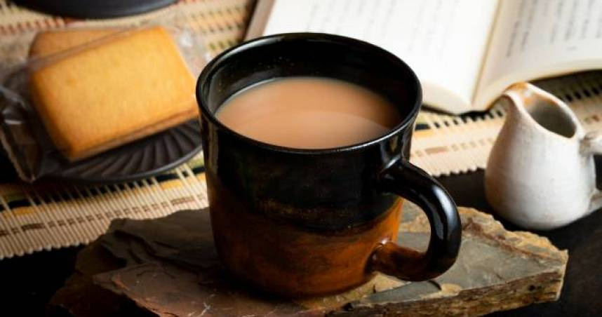 工作4年沒簽約！47歲女員工因泡奶茶被開除　一查結果大翻轉