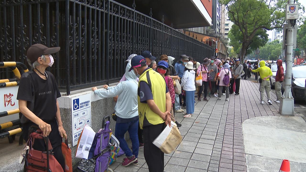 慶祝台股破4萬點！　羅明才今送400份雞排珍奶太陽餅