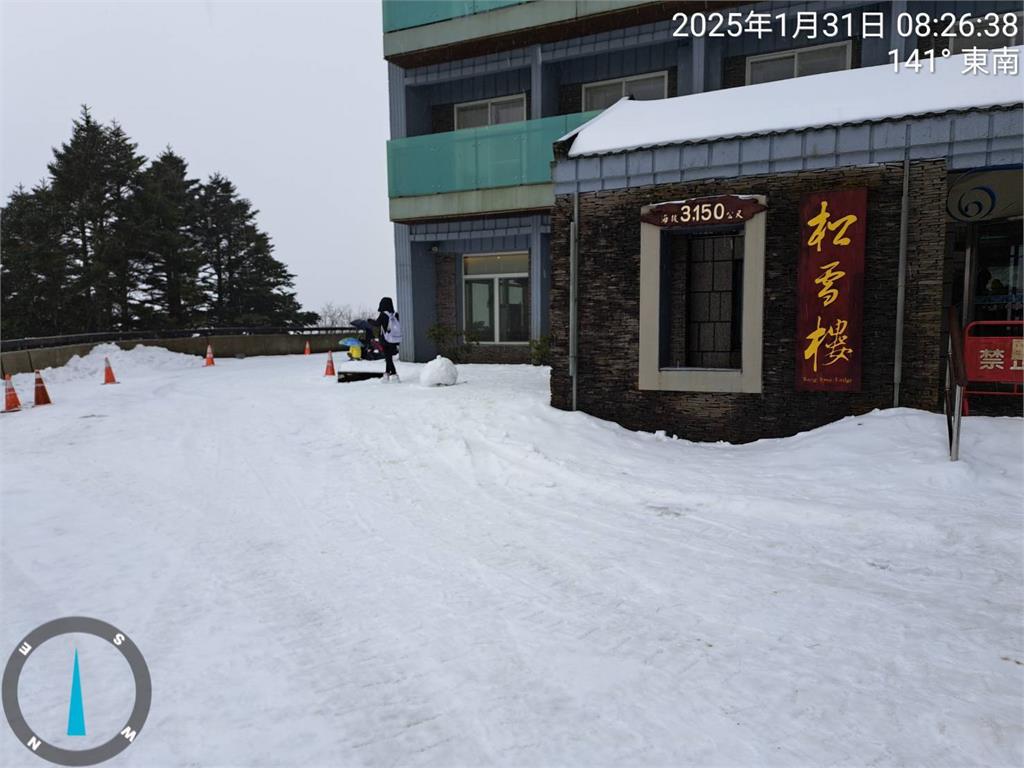 合歡山清晨「降雪」松雪樓一片銀白　台14甲線路面積雪車輛須加掛雪鏈