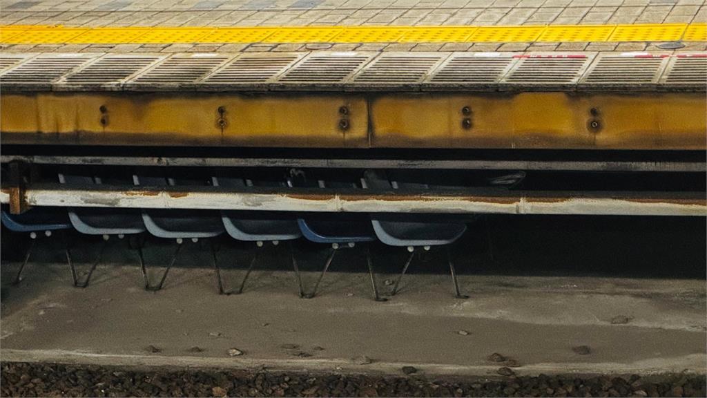 月台下擺放數張藍色座椅?網笑喊「朱自清爸爸的休息區」 台鐵親回應