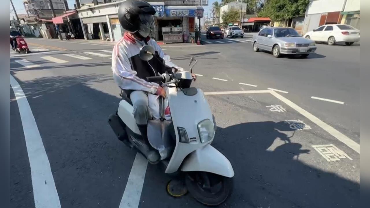 屏東待轉區淪待撞區! "畫行車路線上"騎士挨撞倒地