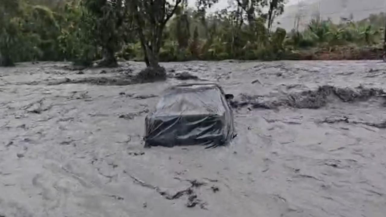 花蓮馬太鞍溪暴漲「轎車被吞噬」！車尾懸空「倒栽蔥」驚悚畫面曝光