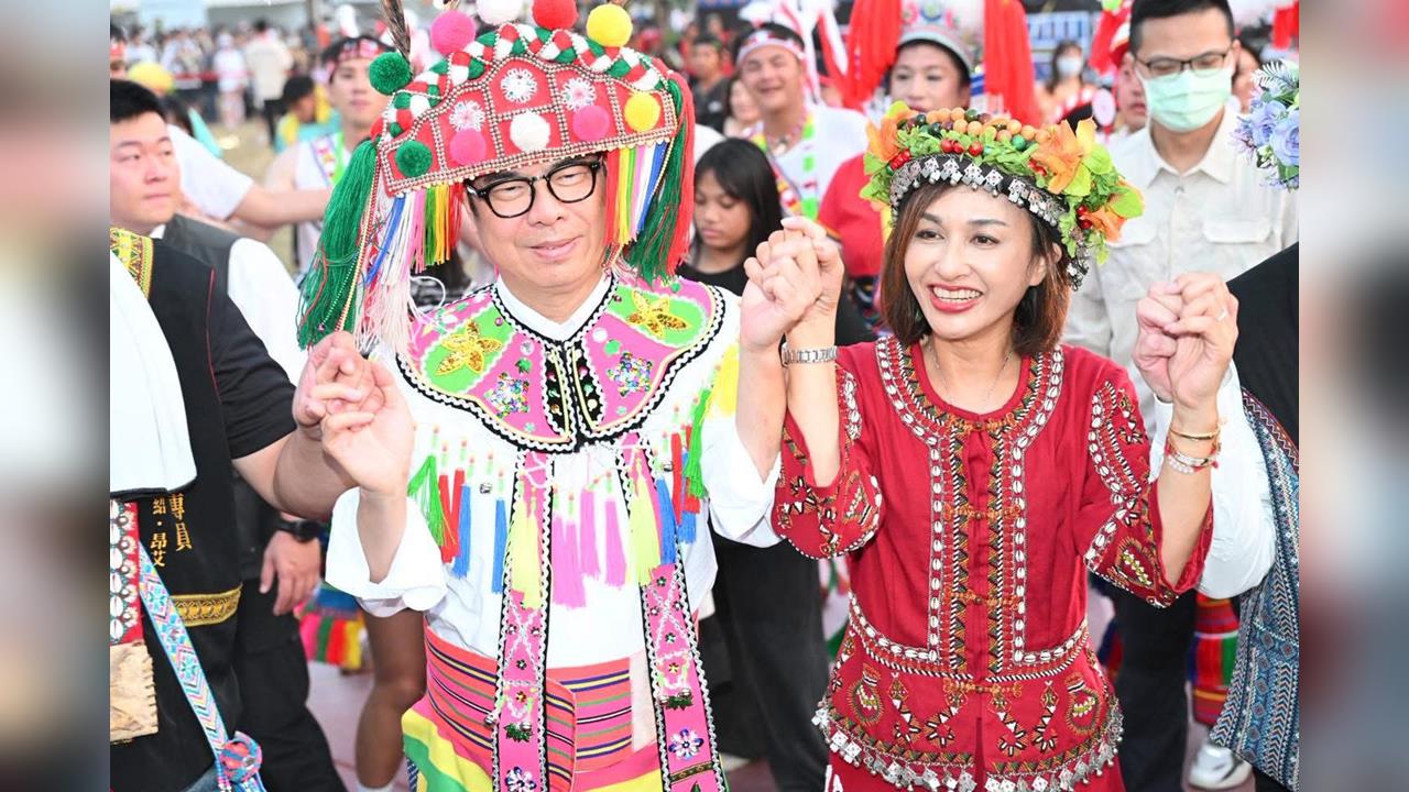 陳其邁攜邱議瑩穿阿美族傳統服飾　千人圍舞展高雄多元特色