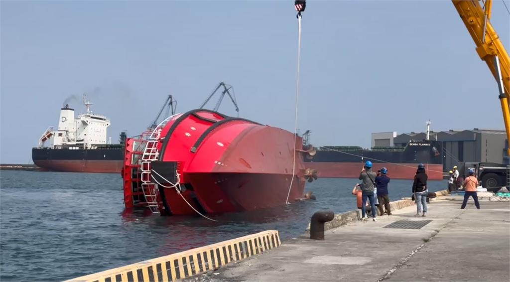 龍德造船製「不倒翁船」360度翻轉扶正　被讚台灣之光