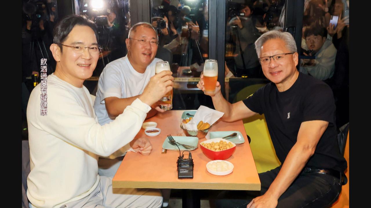 黃仁勳參與APEC企業領袖峰會　與李在明舉行場邊會談