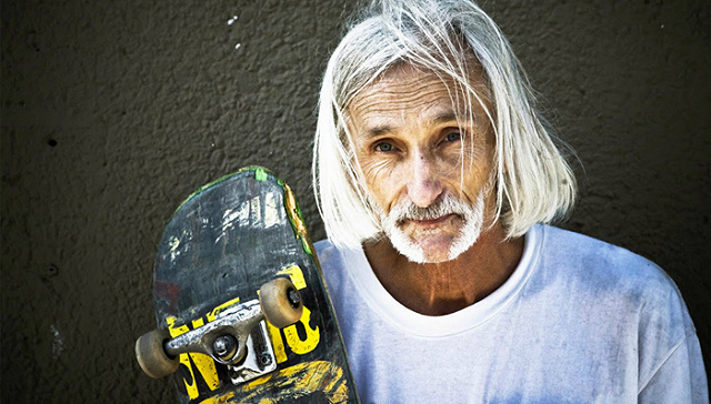 美國65歲滑板阿伯展神技　滿頭白髮身手不輸年輕人