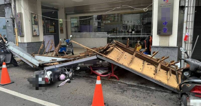 台中中醫診所招牌突墜落　6機車慘遭砸毀現場一片狼藉