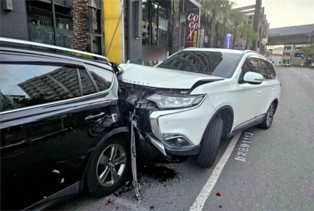 高雄66歲女駕駛衝撞路車！　疑恍神肇事幸無人傷