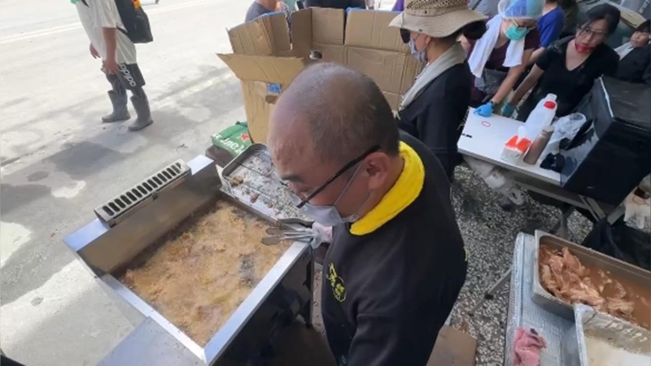 花蓮光復出現「雞排超人」！　老闆擺攤2天「預計送1300份」