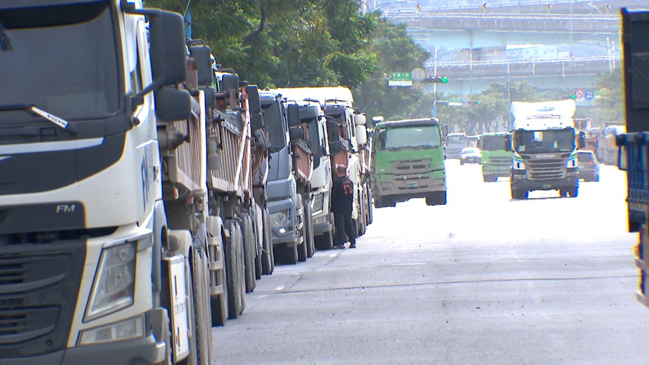 大貨車載土方進台北港　數量多到塞近兩公里占一線車道