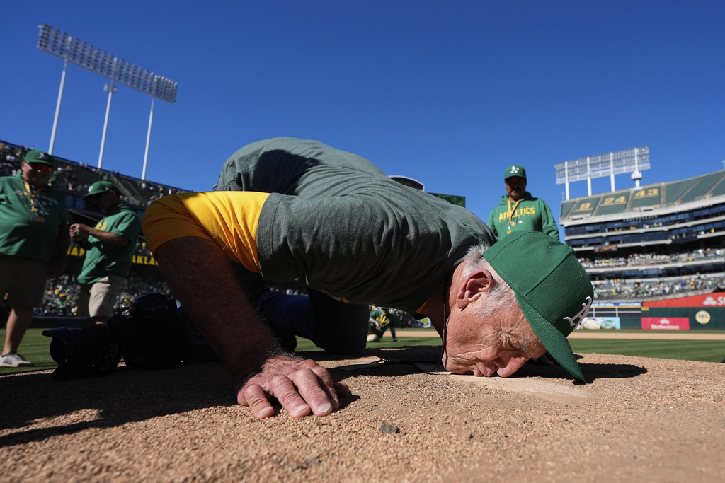 MLB（影）／魔球軍運動家最後一場主場告別賽　奧克蘭球迷不捨竟有人衝進球場