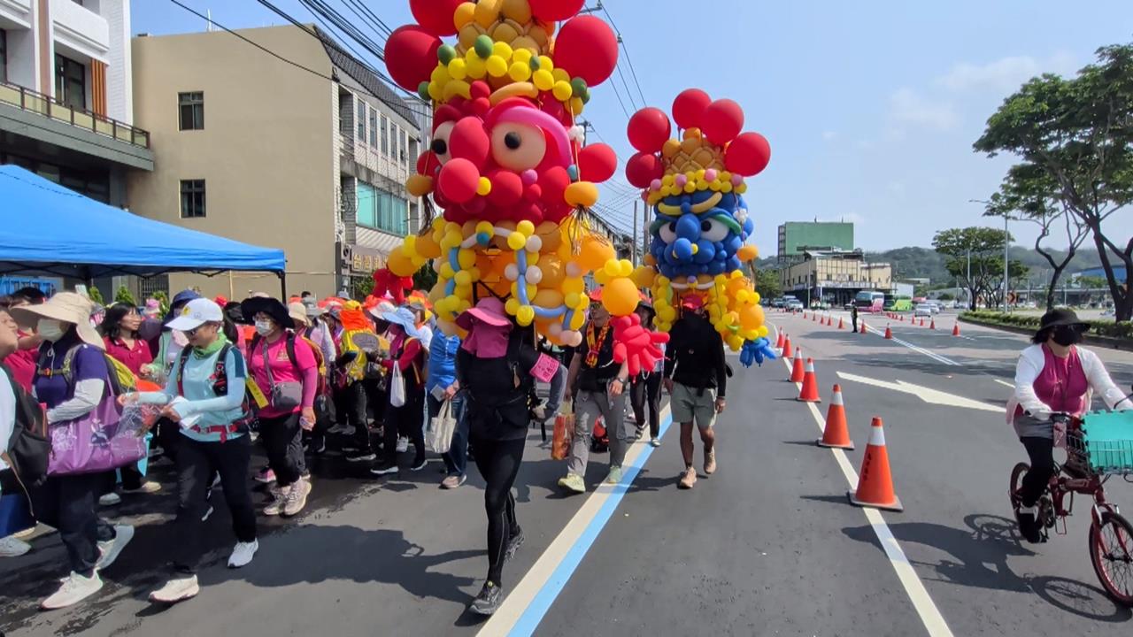 白沙屯媽祖進香亮點! 民眾揹巨大千順將軍氣球吸睛