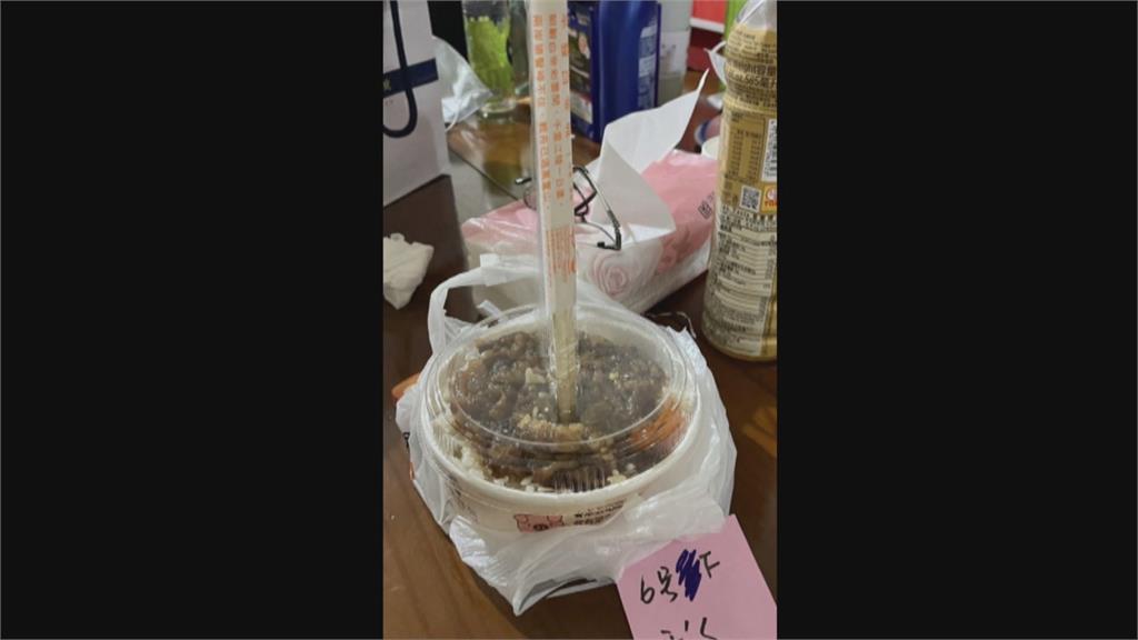 店家報復？滷肉飯變「腳尾飯」？筷子這樣放把他氣壞了