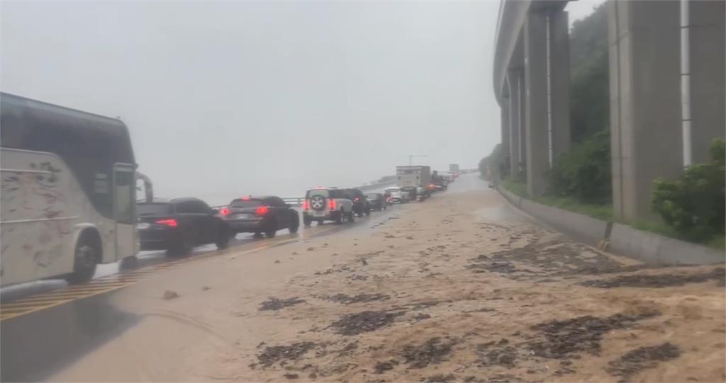 薇帕雨彈釀土石流　台東南迴公路塞成大型停車場