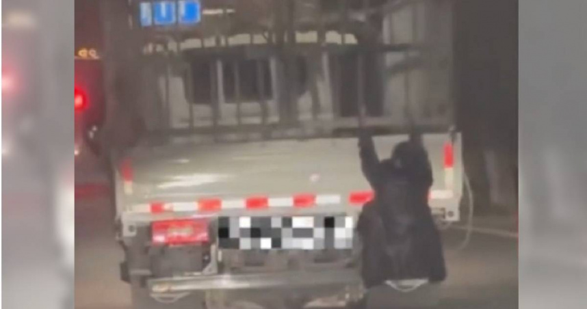 人妻懷疑有小三「肉身掛車」抓姦 驚險畫面嚇壞警!丈夫遭開罰