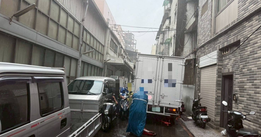 大貨車窄巷倒退撞傷人!男子斷肋骨送醫治療