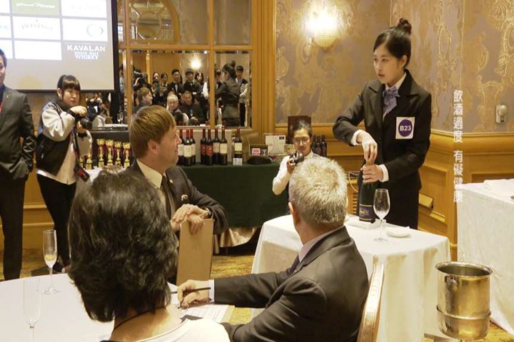 全台不到百人！「侍酒師」大賽冠軍是她