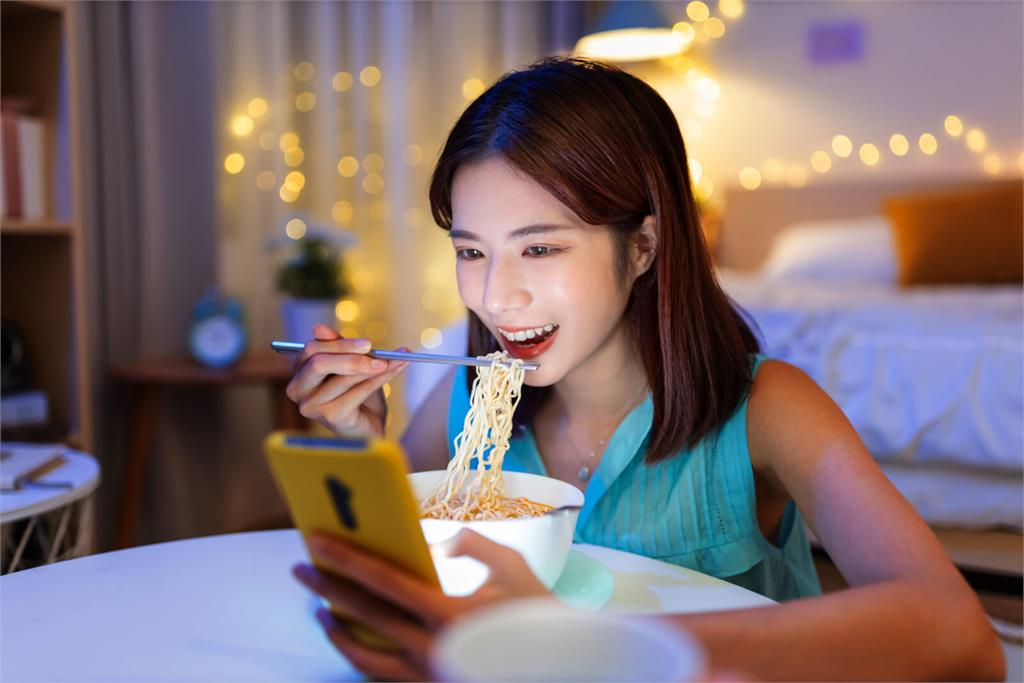 吃宵夜不怕負擔!外食族女孩必備6款「半夜救急食物」