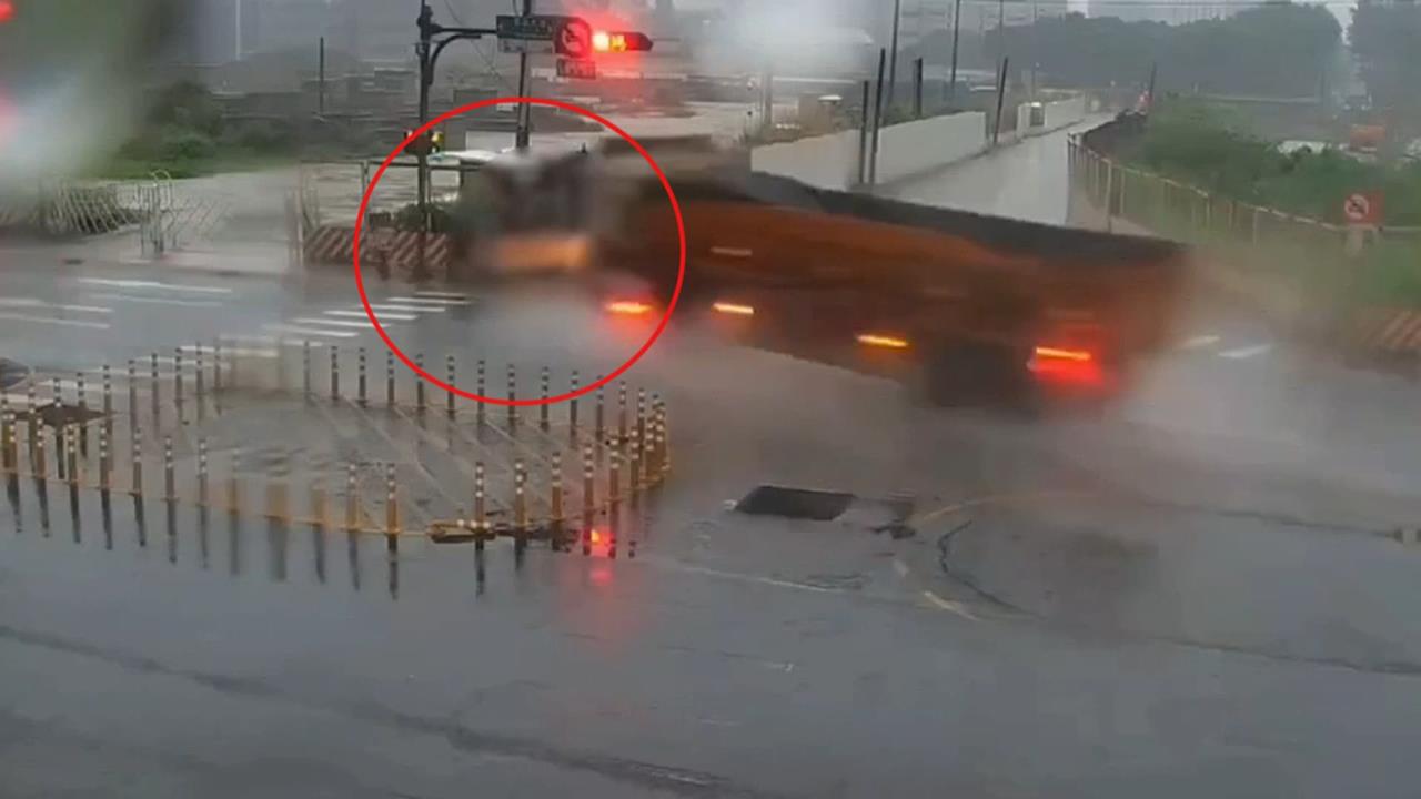 聯結車雨天打滑撞消防栓「炸出水柱」 釀路人1死1傷