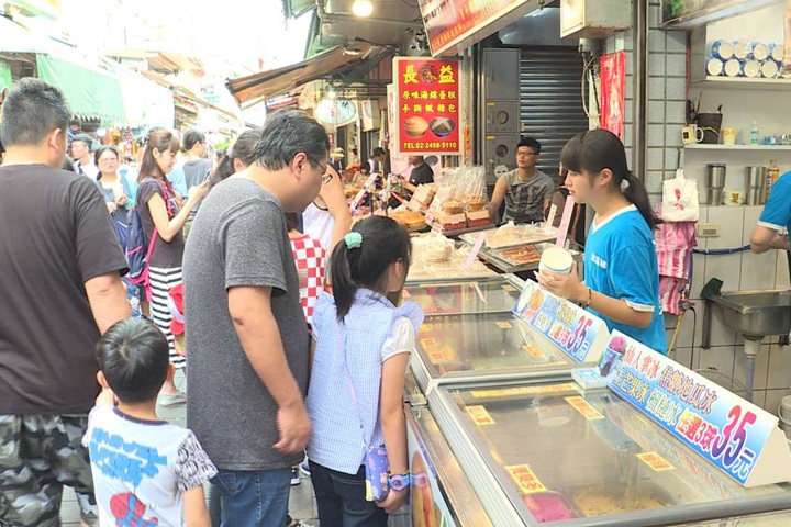 <em>金山老街</em>人潮擠爆 冰淇淋、粉圓銷售超過兩倍