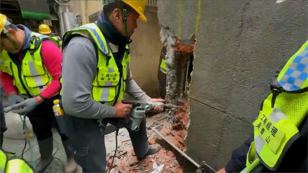基市府拆違建蓋污水下水道爆衝突！住戶拉布條抗議