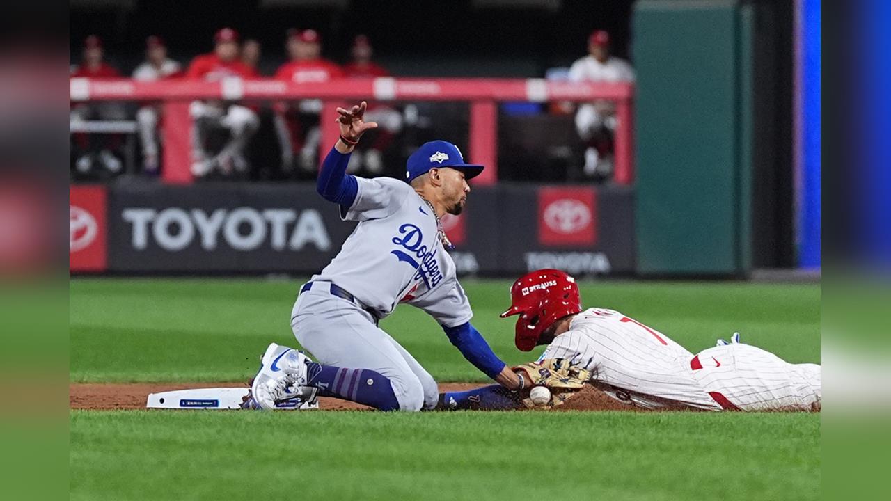 MLB(影)／木屐貝茲身手了得神守備！化解費城人短打攻勢隊友都稱讚叫好
