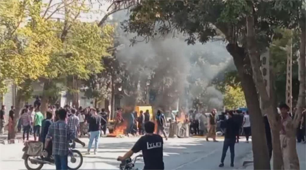 伊朗頭巾示威第四周 血腥鎮壓迄今185人死