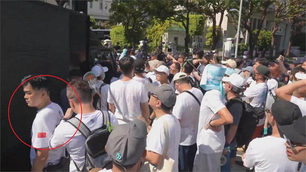 快新聞/白營走讀遊行隊伍驚見五星旗男 賴瑞隆憂「中共滲透」