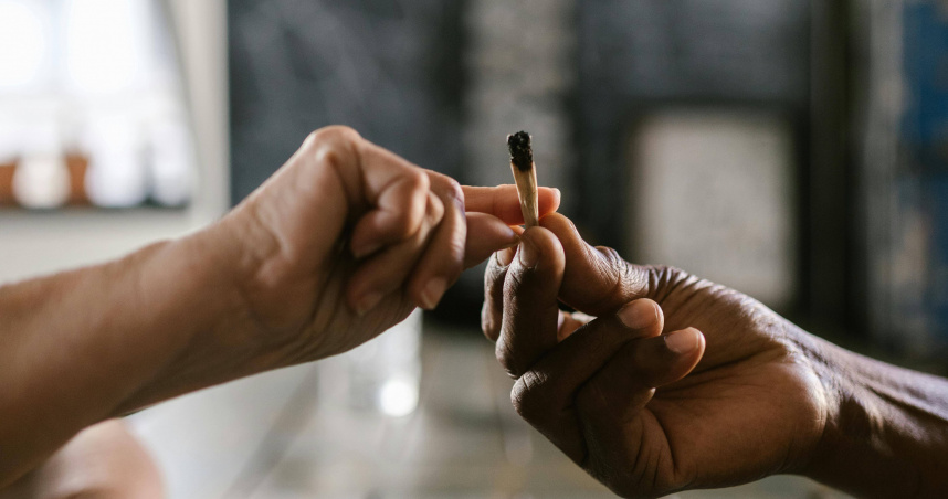 菸齡30年！58歲男喉嚨痛就醫　竟是罹患4癌症「互不相關」