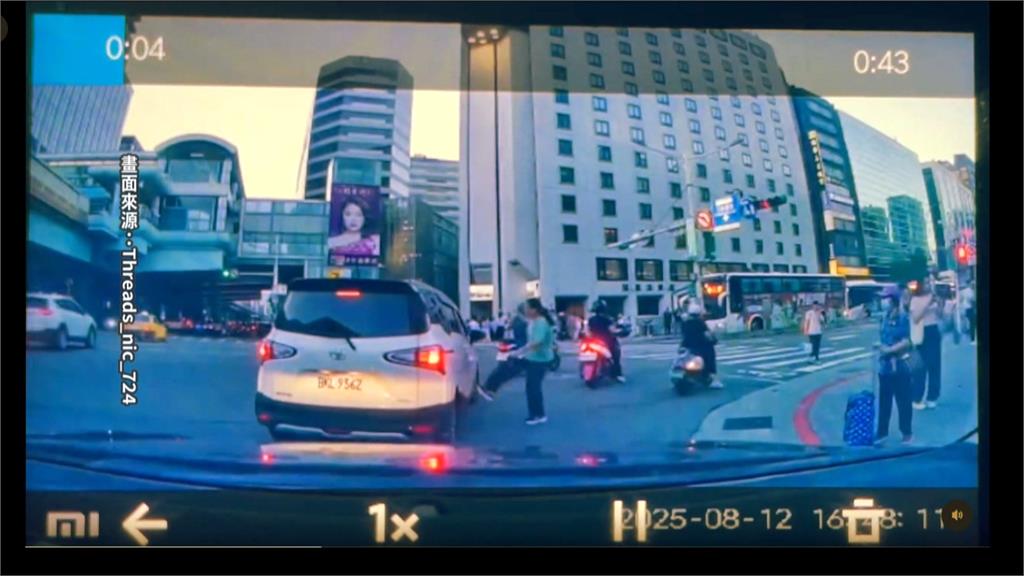 荒唐！北市婦人穿梭車陣　邊走邊踹車釀交通回堵