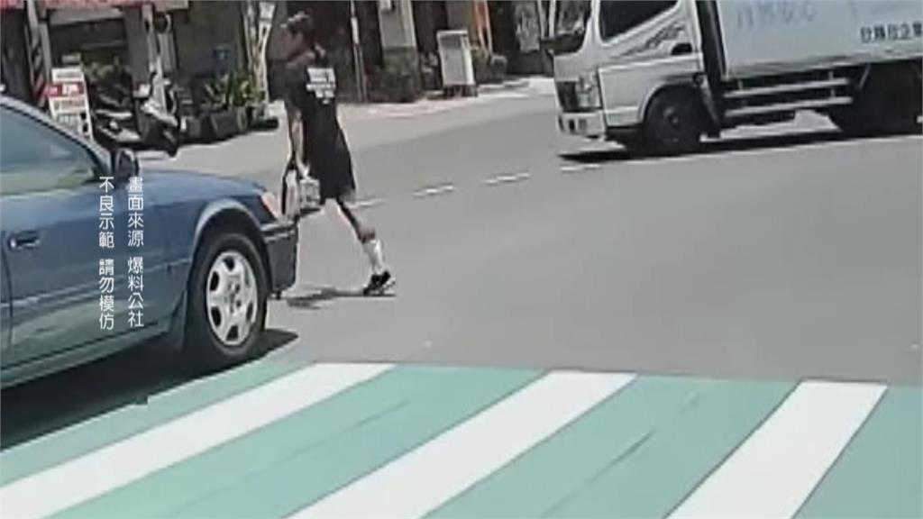 駕駛闖紅燈不禮讓行人 行人被迫繞路 老翁險來不及通過