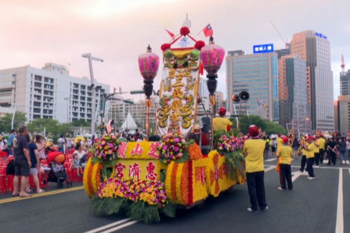 世大運踩街走鐘？遊行花車被批像成靈車