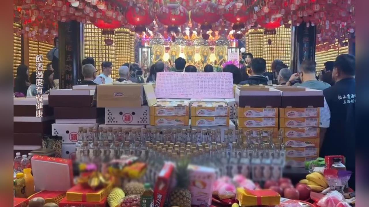超吸睛！８８瓶高粱堆成山　霞海城隍廟信眾股市賺錢還願