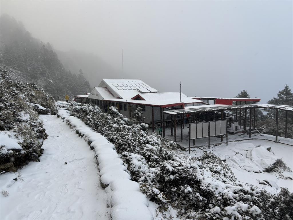 快新聞／嘉明湖今年第1場雪來了！山屋灑上厚厚糖霜　絕美銀白世界曝