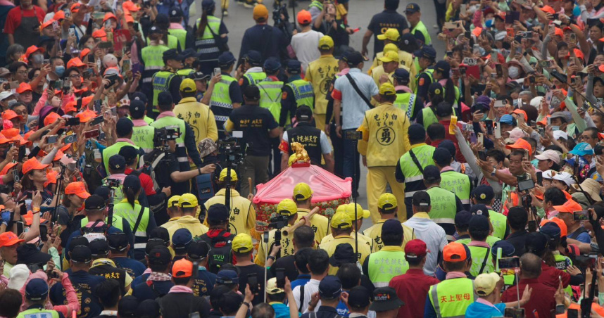 沒臂章不能拿？阿伯排隊領福食遭拒　兩派網友吵翻